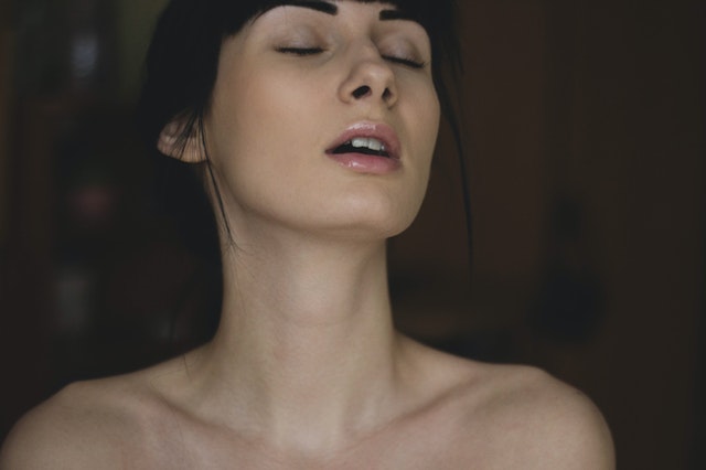 une femme infidèle qui jouit