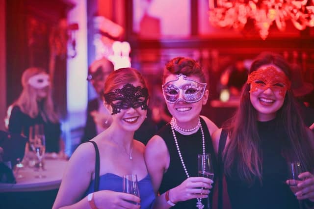 soirée masquée en club échangiste