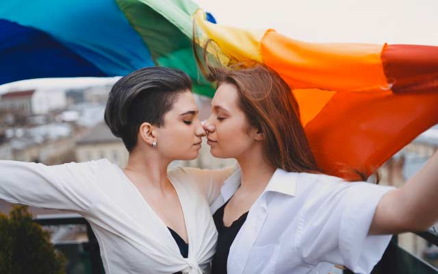 deux femmes avec le drapeau LGBT