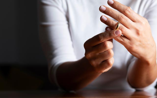 retirer sa bague avant une aventure infidele