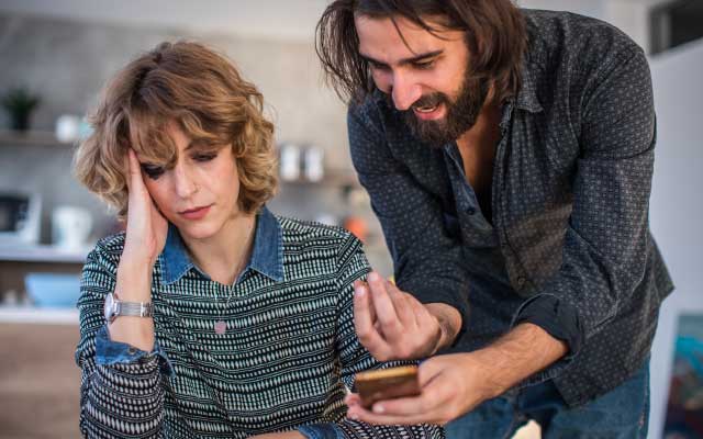 ma femme parle à un autre homme