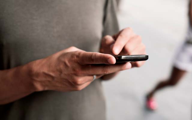 mon homme cache son téléphone