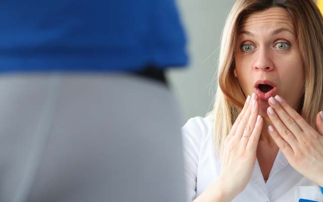 femme choquée par la taille d'un pénis