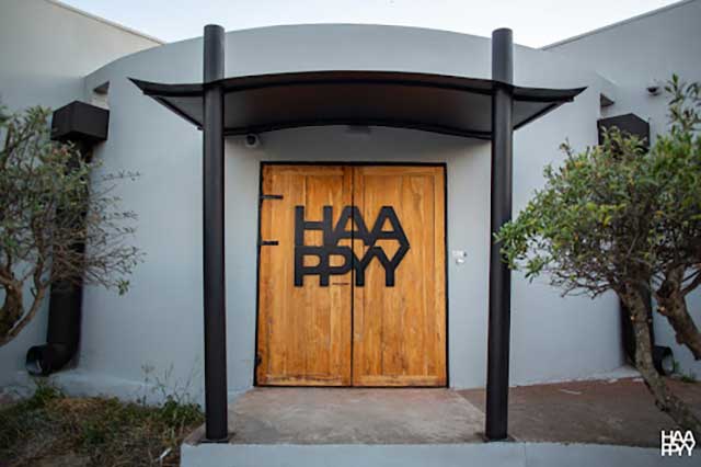 l'entrée du haappyy club