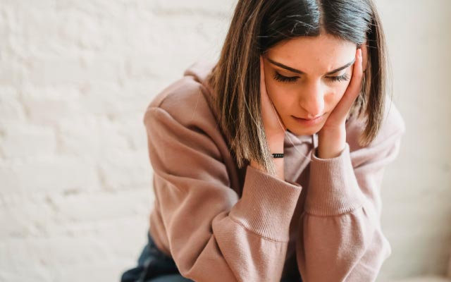 une femme triste après une rupture amoureuse