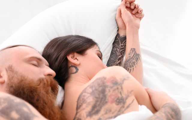 un couple en cuillere dans le lit