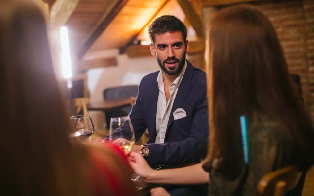 un homme regarde une femme à un repas