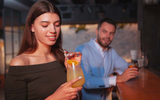 un homme tente de draguer une femme au bar