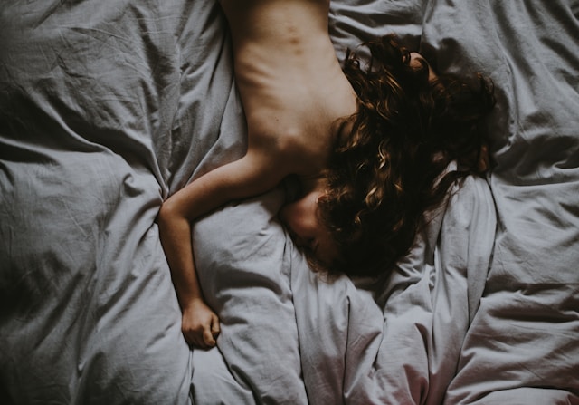 femme allongée nue