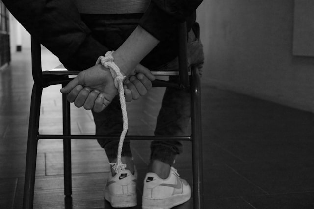 homme mains attachées