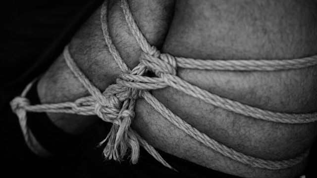 jambes attachées